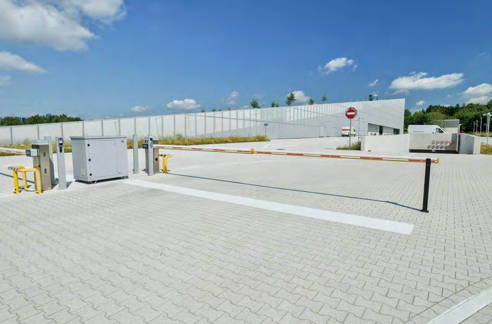 Wjazd na parking Cogiteonu.