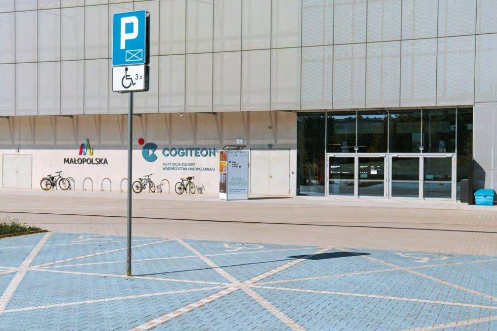 Miejsca parkingowe dla osób z niepełnosprawnościami.