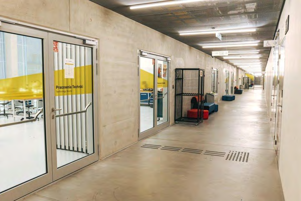 Korytarz przy laboratoriach, w których odbędą się zajęcia.