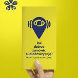 Ręka w żółtym rękawie trzyma ulotkę z piktogramem przekreślonego oka, fali dźwiękowym i napisem: „Jak dobrze zamówić audiodeskrypcję? Praktyczne wskazówki