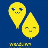 Na niebieskim tle prosta grafika: dwie żółte krople z uroczymi minkami i nóżkami. Pod nimi napis: „Wrażliwy Wrażliwa Poszukiwani