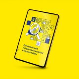 Tablet na żółtym tle. Na nim wyświetla się grafika z napisem: „Zatrudnianie osób z niepełnosprawnościami w sektorze kultury