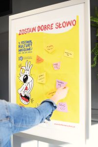 Żółta tablica 4. Festiwalu Kultury Wrażliwej z nagłówkiem: "Zostaw dobre słowo". Na przyklejonych karteczkach hasła, m.in. "miłego dnia", "lubię cię", "jesteś ważny", "uśmiechnij się" i "szkoła".