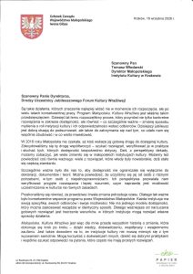 Członek Zarządu Województwa Małopolskiego Iwona Gibas Kraków, 16 września 2026 r. Szanowny Pan Tomasz Włodarski Dyrektor Małopolskiego Instytutu Kultury w Krakowie Szanowny Panie Dyrektorze, Drodzy Uczestnicy Jubileuszowego Forum Kultury Wrażliwej! Są takie działania, których znaczenie najlepiej widać nie w momencie ich rozpoczęcia, ale po wielu latach konsekwentnej pracy. Program Małopolska. Kultura Wrażliwa jest właśnie takim przedsięwzięciem. Dziesięć lat temu rozpoczęliśmy proces, który przyniósł nie tylko konkretne rozwiązania w zakresie dostępności, ale również – co szczególnie ważne – zmianę sposobu myślenia o roli instytucji kultury i ich odpowiedzialności wobec odbiorców. Dzisiejszy jubileusz jest dobrą okazją do podsumowań, ale także do zatrzymania się nad tym, co udało nam się wspólnie zbudować i w co warto inwestować. W 2016 roku Małopolska nie czekała, aż ktoś wskaże jej gotową drogę do dostępnej kultury. Zdecydowaliśmy się tę drogę współtworzyć: szukać rozwiązań, weryfikować je w praktyce i słuchać tych, których dostępność bezpośrednio dotyczy. Dziś, z perspektywy dekady, możemy zobaczyć, jak wiele zmieniło się w małopolskich instytucjach kultury. Możemy też powiedzieć coś równie ważnego: wiele z rozwiązań, które wtedy były nowatorskie, dziś stało się częścią standardu. Szczególnie ważne było dla nas to, aby dostępność nie ograniczała się wyłącznie do deklaracji, dokumentów i teorii. Można powiedzieć, że uczyliśmy się jej od osób z różnymi potrzebami, w tym osób z niepełnosprawnościami. Ich perspektywa pozwalała nam weryfikować przyjęte rozwiązania i lepiej rozumieć, czym naprawdę jest możliwość uczestniczenia w kulturze na równych zasadach. Przekonaliśmy się również, że prawdziwa i trwała zmiana potrzebuje czasu. Dlatego tak ważne było konsekwentne wsparcie programu przez Województwo Małopolskie. Każda instytucja ma swoją specyfikę, swoich odbiorców i swoje możliwości. Nie ma jednego modelu dostępności, który można zastosować wszędzie w identyczny sposób. Dlatego ważniejsze od narzucania gotowych rozwiązań jest tworzenie warunków, w których instytucje mogą rozwijać własne sposoby działania. Małopolska. Kultura Wrażliwa jest więc dla mnie przede wszystkim historią o zmianie, która dokonuje się krok po kroku dzięki wiedzy, doświadczeniu, współpracy i wzajemnemu zaufaniu. Jest także dowodem na to, że instytucje kultury nie muszą mierzyć się z tym wyzwaniem samotnie. Mogą korzystać z doświadczeń innych, dzielić się dobrymi praktykami i wspólnie szukać odpowiedzi na pytania, które często nie mają prostych rozwiązań.